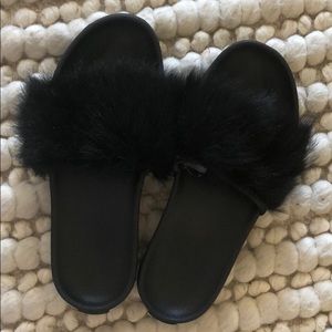 UGG FURRY SLIDES
